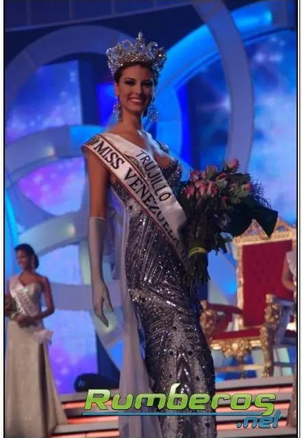 Stefanía Fernández coronada como Miss Venezuela 2008