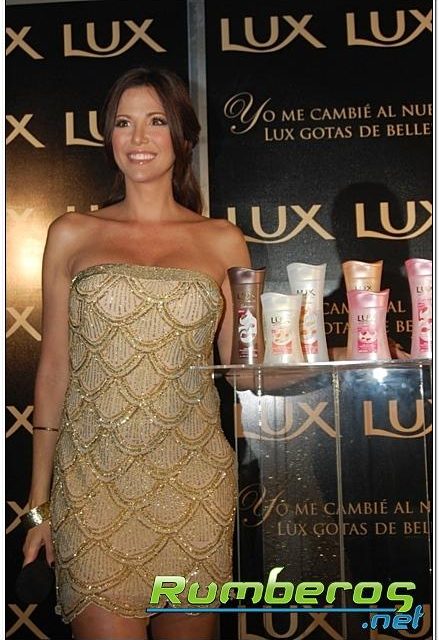 LUX y Daniela Kosán se unen para presentar la campaña `Descubre tu piel con Lux Gotas de Belleza´