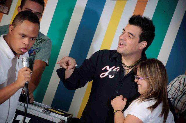 Rafael »pollo» Brito comparte su talento con los niños especiales