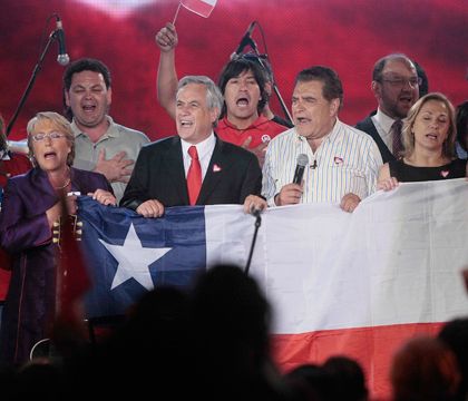 El »teletón» chileno terminó con un abrazo entre Bachelet y Piñera