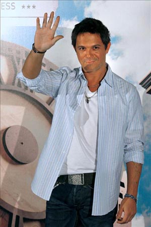 Alejandro Sanz, Beto Cuevas, y otros artistas ayudan a Chile con nueva versión de »Gracias a la vida».