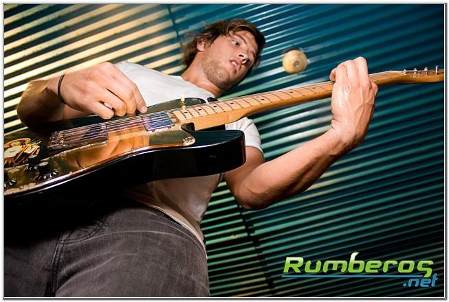 Viniloversus presentó su show en Discovery Bar