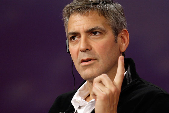 George Clooney enfrenta demanda contra casa de modas
