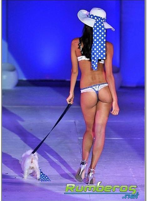 Sexy desfile en ropa interior clausura Festival de Cine en Acapulco