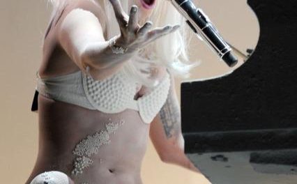 Lady Gaga acusa a su socio de »aprovecharse de su inocencia»