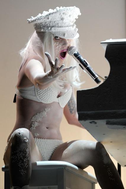Lady Gaga acusa a su socio de »aprovecharse de su inocencia»