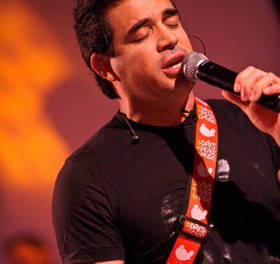 Rafael »Pollo» Brito canta en honor a las madres