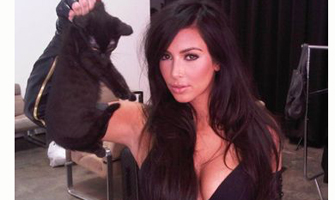 Kim Kardashian criticada por fotografiarse con un gato