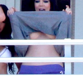 Khloe Kardashian le mostró su busto a sus fans en Miami Beach