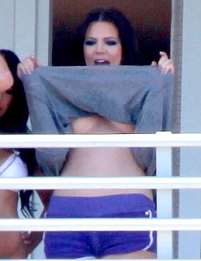 Khloe Kardashian le mostró su busto a sus fans en Miami Beach