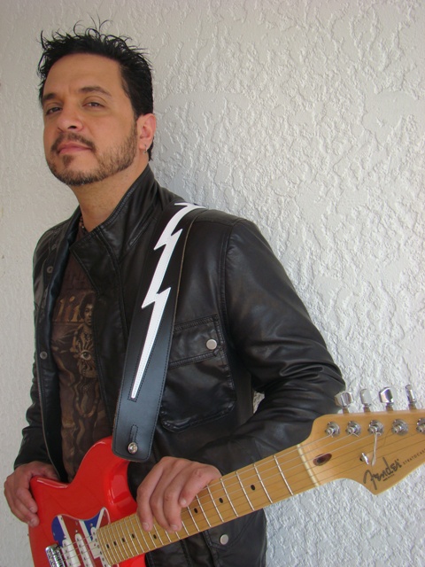 MANUEL  DIQUEZ: número 1 de la cartelera pop-rock nacional