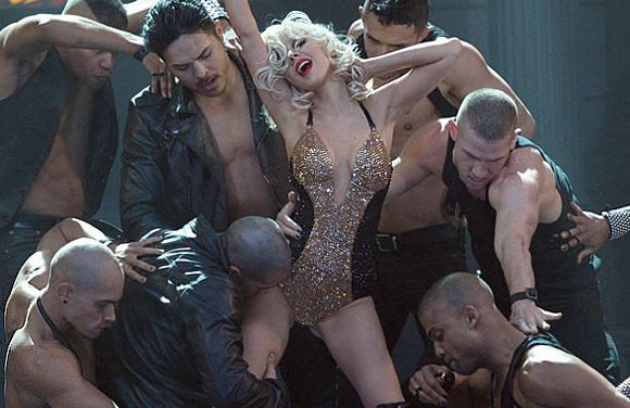 Christina Aguilera en el ojo del huracán por escenas eróticas en una iglesia