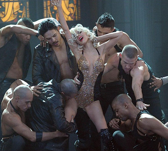 Christina Aguilera en el ojo del huracán por escenas eróticas en una iglesia