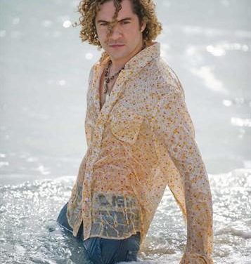 David Bisbal y Miley Cyrus estrenan el videoclip de »Te miro a ti» (Video)