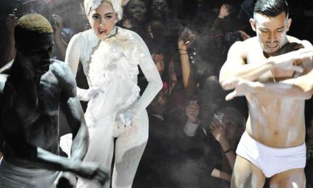 Lady Gaga se despide con ligera de ropa en concierto en Japón