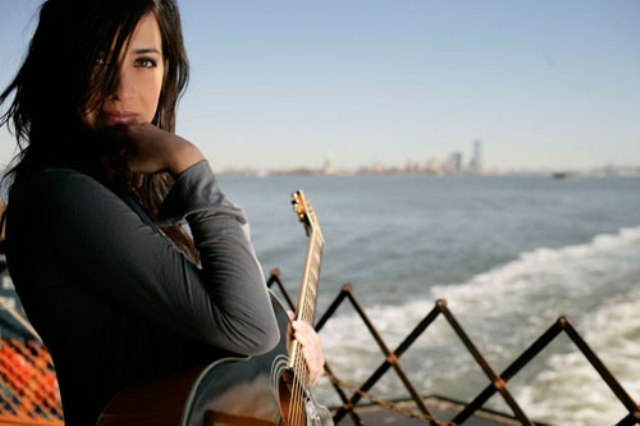 Mira aqui el nuevo videoclip de Mariana Vega »Contigo»