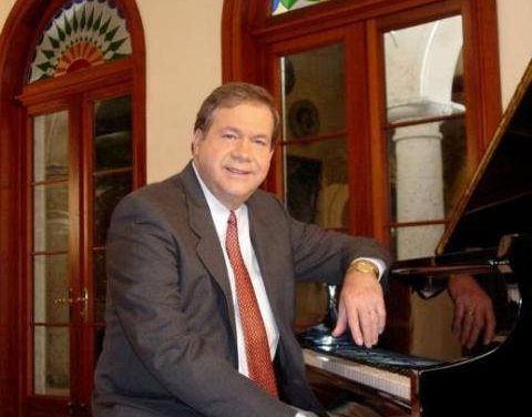 Para todas las madres, el pianista Enrique Chia en concierto