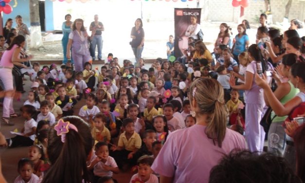 Ésika consiente a las madres venezolanas