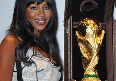 Naomi Campbell besa la Copa del Mundial 2010