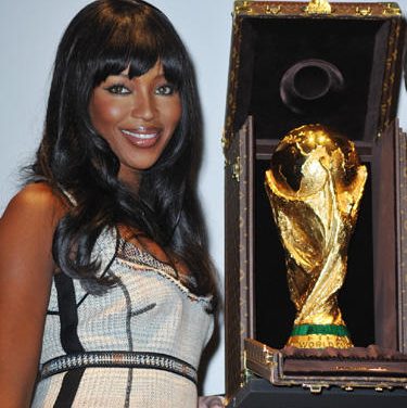 Naomi Campbell besa la Copa del Mundial 2010