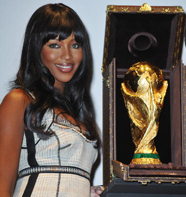 Naomi Campbell besa la Copa del Mundial 2010