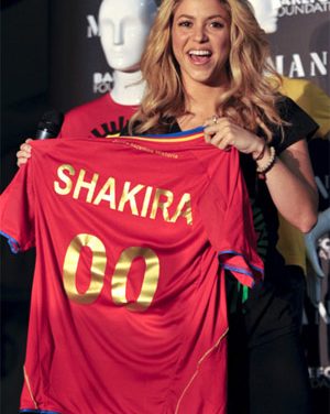Shakira presentó en Madrid su colección de camisetas para el Mundial