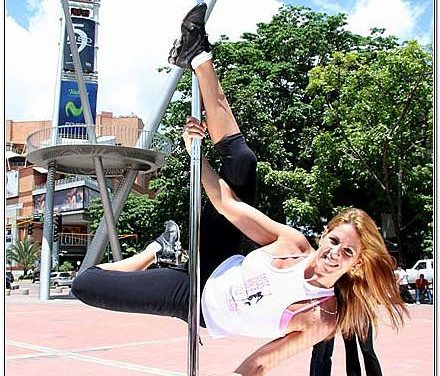 POLE DANCE URBANO EN CARACAS