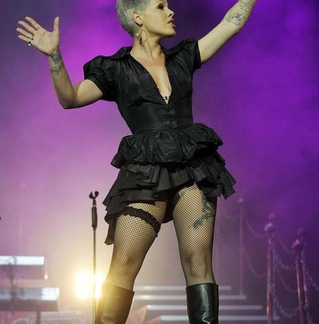 Autobús de gira de Pink se incendia; ningún herido