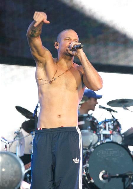 Calle 13 enardece a más de 81 mil personas en su primer concierto en Europa
