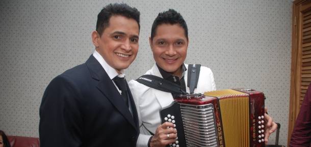 Chinos bailan al ritmo de Jorge Celedón y Jimmy Zambrano