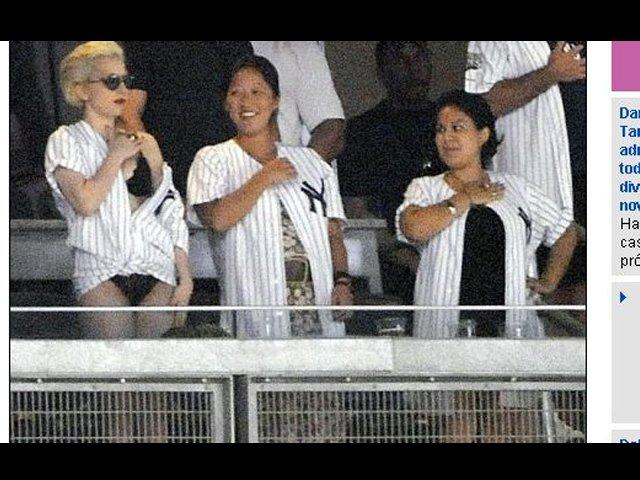 Lady Gaga asiste a un partido de béisbol en ropa interior