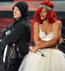 Eminem y Rihanna arrebatan el número 1 en ventas a Shakira