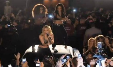 Shakira enseña a bailar a sus fans el tema ‘Loca’ encima de un camion en California (+Video)