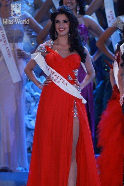 Adriana Vasini entre las Tres Mujeres más Bellas del Mundo