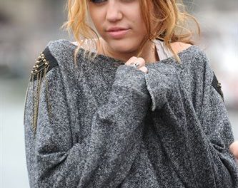 Miley Cyrus dona su ropa a los sin techo