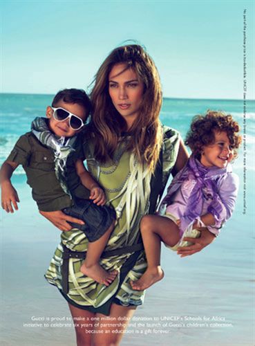 La imagen de Jennifer López y sus mellizos para Gucci