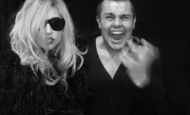 Lady Gaga permite a un fan escuchar su nuevo disco