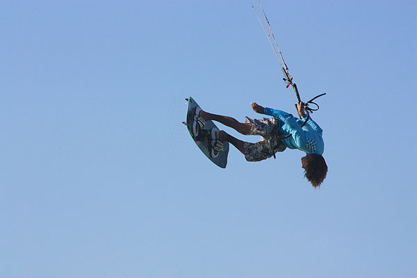 MÁXIMOS EXPONENTES DEL KITESURF LLEVAN LA AVENTURA ACUÁTICA A ARAYA