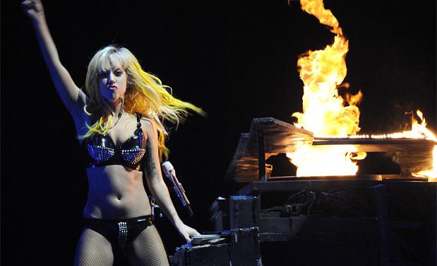 Lady Gaga animó al público croata con provocaciones sexuales y nacionalistas