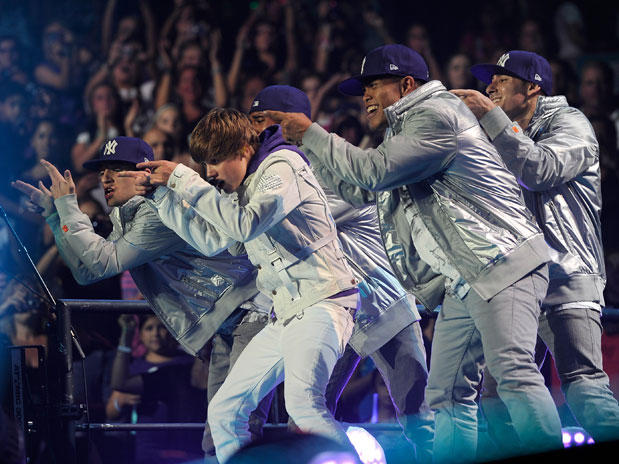 Justin Bieber se lesiona la rodilla en pleno concierto