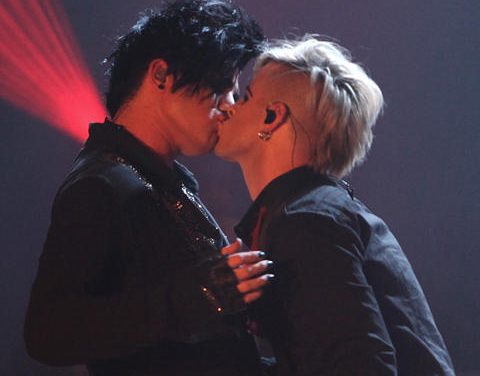 Adam Lambert se besó apasionadamente con su guitarrista