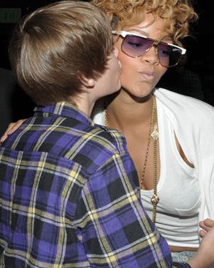 Justin Bieber le mostró sus abdominales a Rihanna