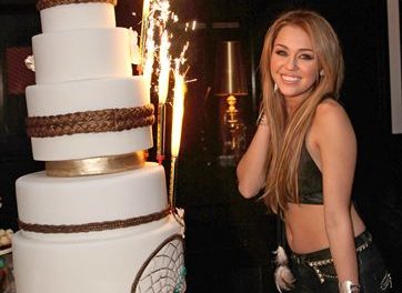 Miley Cyrus celebra sus 18 años por todo lo alto