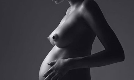 Miranda Kerr posó desnuda y embarazada de seis meses para W magazine