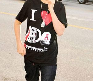Mamá de Justin Bieber lo castiga cancelando su cuenta de celular