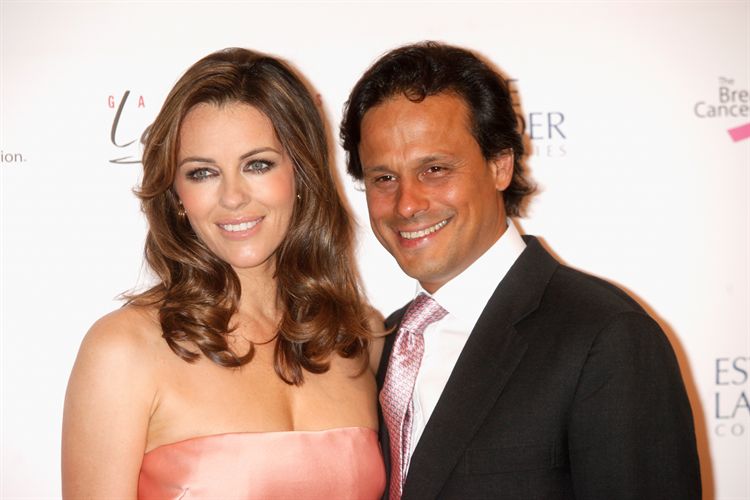 Elizabeth Hurley anuncia su divorcio en Twitter