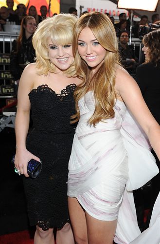 Tras el polémico vídeo, Kelly Osbourne defiende a Miley Cyrus