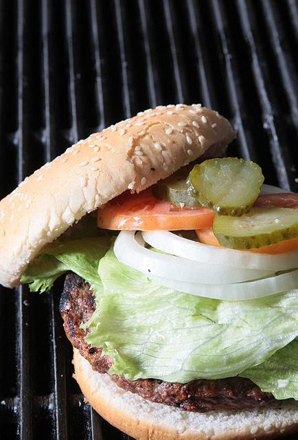 HAMBURGUESAS AL GRILL AL GUSTO Y MEDIDA DE CADA CLIENTE