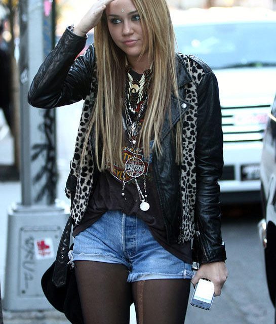 Miley Cyrus, preocupada por las burlas hacia su hermana, Noah