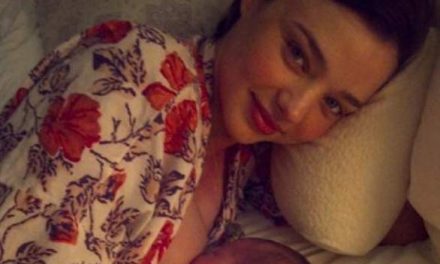 Miranda Kerr y Orlando Bloom muestran la primera foto con su bebé dándole el pecho